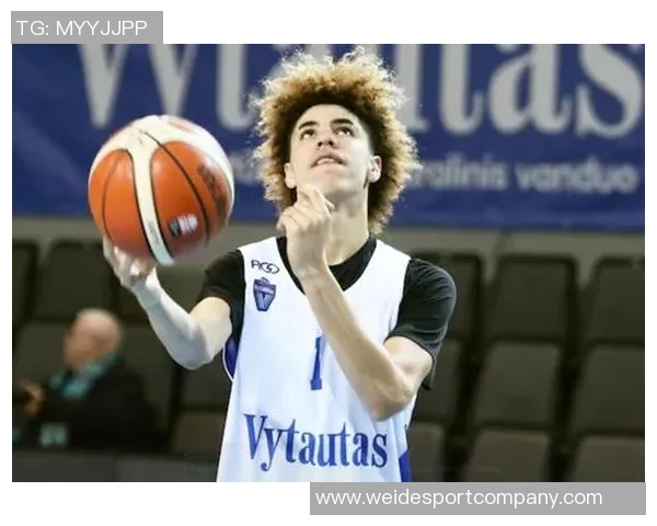 拉梅洛鲍尔表现出色13投8中三分4中8砍下20分助攻6次正负值高达27