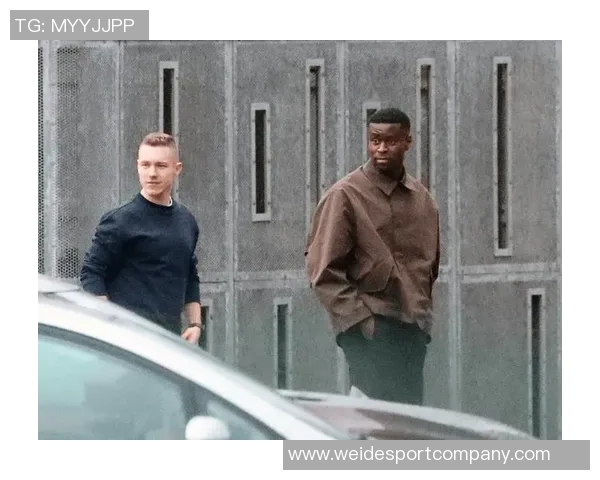 太阳报报道格伊飞机降落前突发状况紧急中止降落引发关注