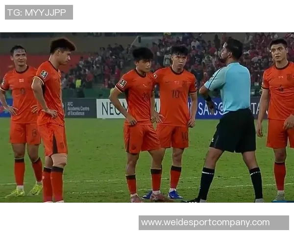 何超手球染黄引争议裁判漏判浙江进攻王钰栋愤怒砸球抗议