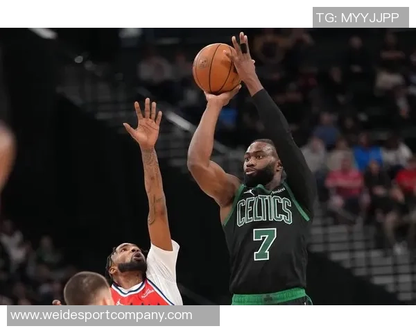 杰伦布朗首节表现惊艳全场5投全中砍下13分2助助力球队进攻